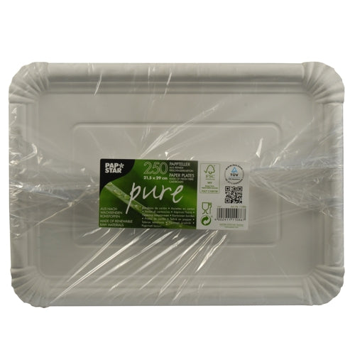 Stoh s 250 PAPSTAR "pure" obdélníkovými bílými papírovými talíři z čerstvého vlákna, ekologicky zabalený v plastu, se zelenou etiketou s informacemi o produktu a certifikačními logy od PAPSTAR GmbH.