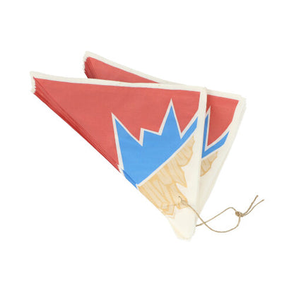 Dva PAPSTAR tisíce kuželových sáčků na hranolky z pergamenové náhrady v „Zick-Zack“ designu od PAPSTAR GmbH jsou naskládány a svázány tenkou hnědou nití.