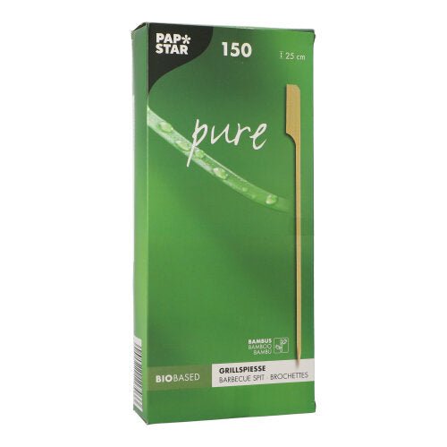 Zelená krabice od PAPSTAR GmbH obsahuje 150 grilovacích špízů "pure" (25 cm) z bambusu, ideální pro BBQ a grilovací párty. Přední strana ukazuje grilovací špíz a zdůrazňuje bio-bazovanou, ekologickou kvalitu.