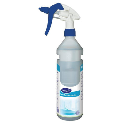 Láhev s rozprašovačem Room Care R3 Plus Pur-Eco od společnosti Diversey Deutschland GmbH & Co. OHG je plastová láhev s modro-bílou tryskou a ergonomickým designem a částečně viditelným informačním štítkem.