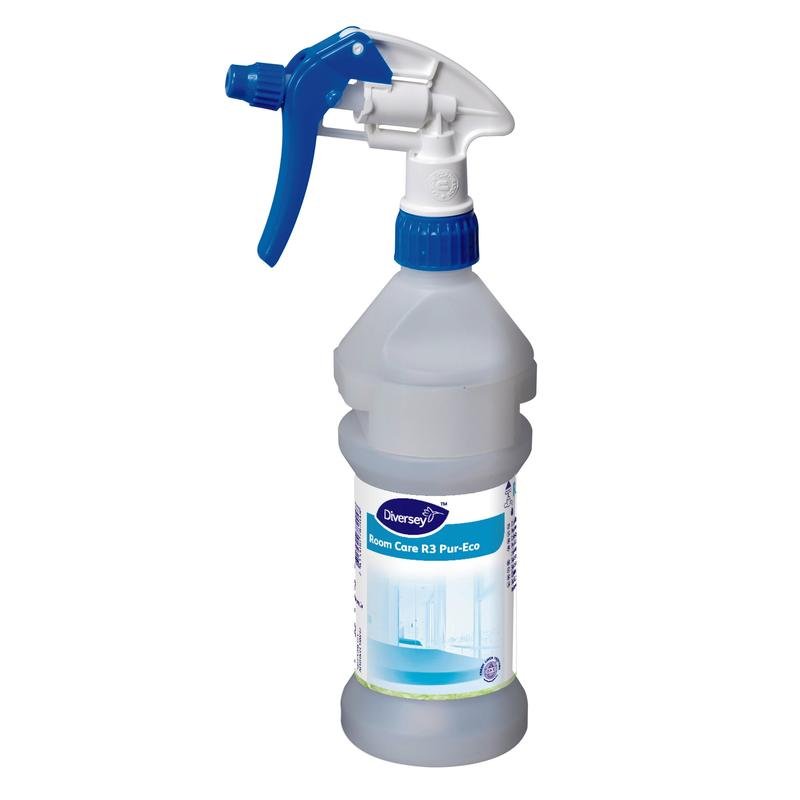 Průhledná, ergonomická láhev s rozprašovačem Room Care R3 Plus Pur-Eco od společnosti Diversey Deutschland GmbH & Co. OHG s modro-bílou hlavicí obsahuje čirou kapalinu pro ekologické čištění; Štítek ukazuje čistou místnost.