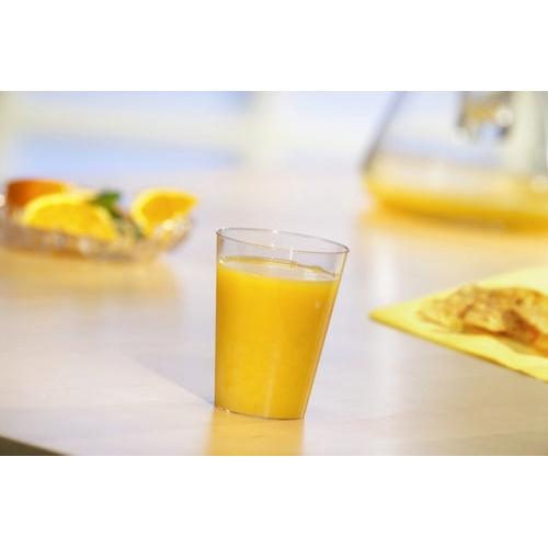 Starpak 40 kelímek, PS 0,1 l Ø 5,5 cm · 7,5 cm průhledný jednorázový kelímek je naplněn pomerančovým džusem na světlém stole. V pozadí jsou plátky pomeranče a džbán – ideální pro večírky a akce.