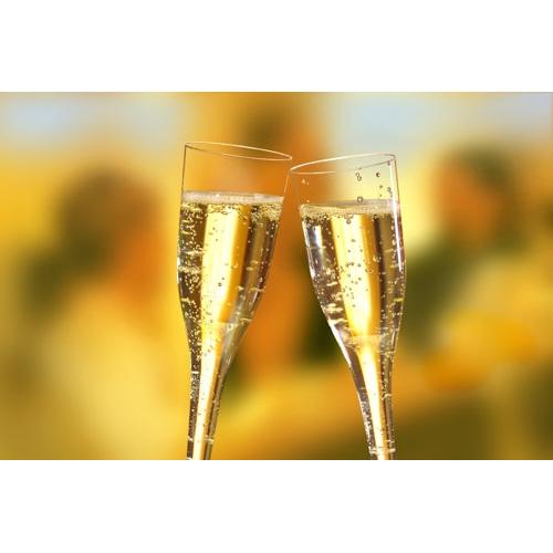 Dvě Starpak sklenice na stopce (vrchní části) na sekt, PS 0,1 l průhledné, jsou zvednuty k přípitku, přičemž jejich jasný design zvýrazňuje živé bublinky před jemně rozmazaným, teple osvětleným pozadím.