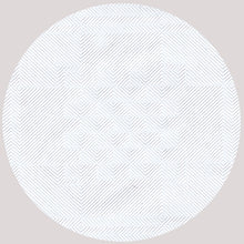 Kruhový vzor z tenkých, diagonálních šedých linií na světle šedém podkladu připomíná elegantní damaškový vzor papírového ubrusu s damaškovým vzorem 50m x 1m od PAPSTAR GmbH, perfektní pro slavnostní příležitosti.