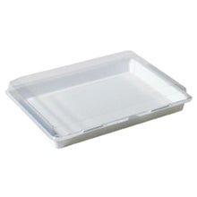 Die Duni GmbH Lunchbox Weiß Transparent (338x250x63 mm) ist ein klares, rechteckiges, flaches PS-Tablett mit erhöhtem Rand und flachem Boden, perfekt für die praktische Aufbewahrung. Abgebildet auf weißem Hintergrund. Packung mit 100 Stück.