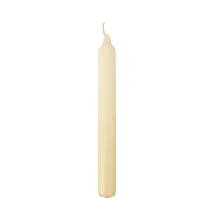 Eine einzelne, unbeleuchtete Starpak 30 Tafelkerzen (Ø 2,1 cm · 19,6 cm) in Creme steht aufrecht mit leicht gebogenem Docht vor weißem Hintergrund – ideal für eine elegante Tischdekoration.