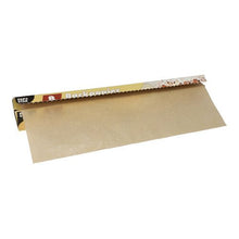 Otevřená krabice PAPSTAR pečicího papíru 38 cm, hnědého pergamenu, je vydána. Balení PAPSTAR GmbH zdůrazňuje jeho ekologickou kvalitu a snadné použití při pečení.