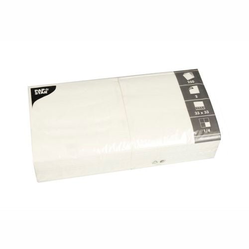 Uzavřený balíček s 250 PAPSTAR dvouvrstvými bílými ubrousky (33 x 33 cm, 1/8 skládání) od PAPSTAR GmbH s černobílou etiketou – perfektní pro stylově prostřený stůl.