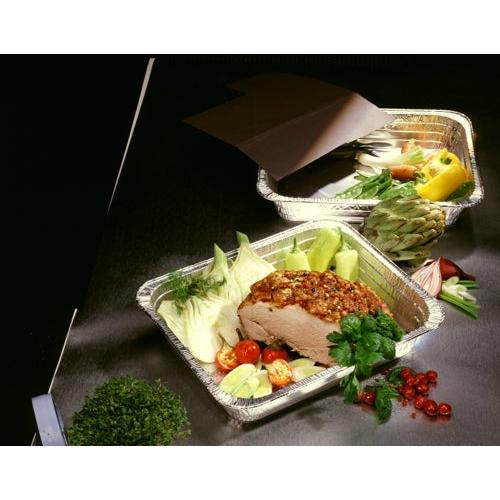 Tři Starpak 3 Gastronorm-kontejnery z hliníku (8,5 l, 8 cm x 32,6 cm x 52,7 cm) ukazují zeleninu jako rajčata, zelí, artyčoky a papriky, stejně jako kořeněnou pečeni. Bylinky a petržel leží vedle kontejnerů na tmavém stole.