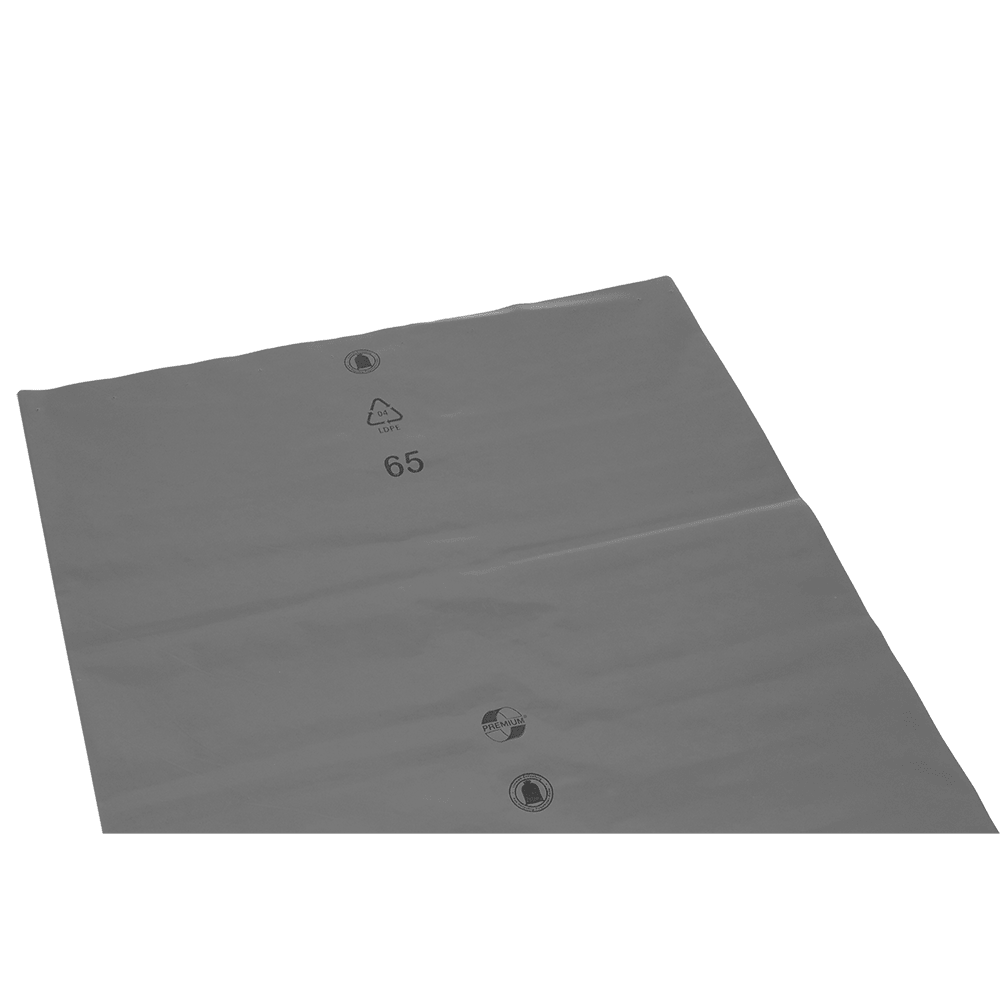 Velká, plochá, šedá LDPE fólie s recyklačním symbolem a číslem 65, od EMIL DEISS KG (GmbH + Co.), součást pytlů na odpadky DEISS volné 575x1000x0,01 mm z LDPE 70 l, leží na jednobarevném bílém pozadí.