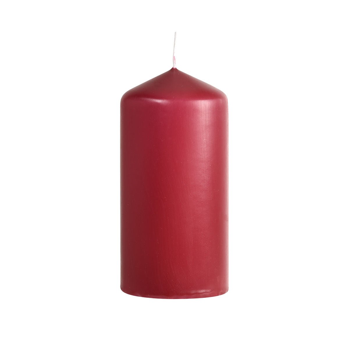 Válcová, neparfémovaná svíčka od Duni GmbH (130 x 60 mm, cca 40h) v tmavě červené barvě s bílým knotem stojí vzpřímeně na jednoduchém bílém pozadí.