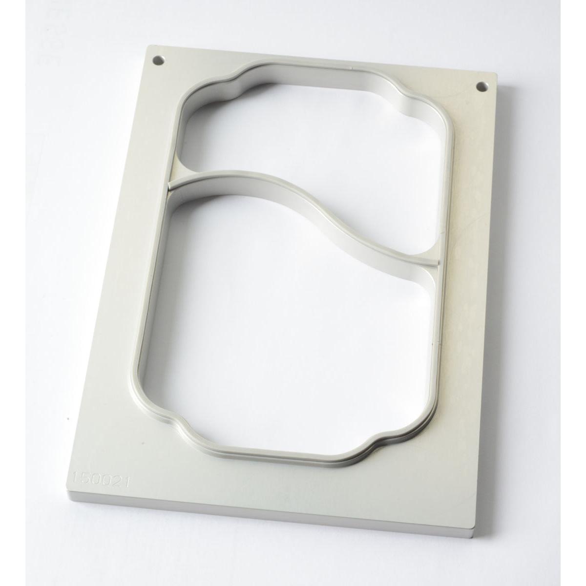 Eine rechteckige Kassette DF10/20 für PP-Schalen, 700/400 ml, 2-kompartimentiert von Duni GmbH, mit zwei unregelmäßig geformten Ausschnitten und einem dünnen Metallsteg, liegt auf einer weißen Fläche.