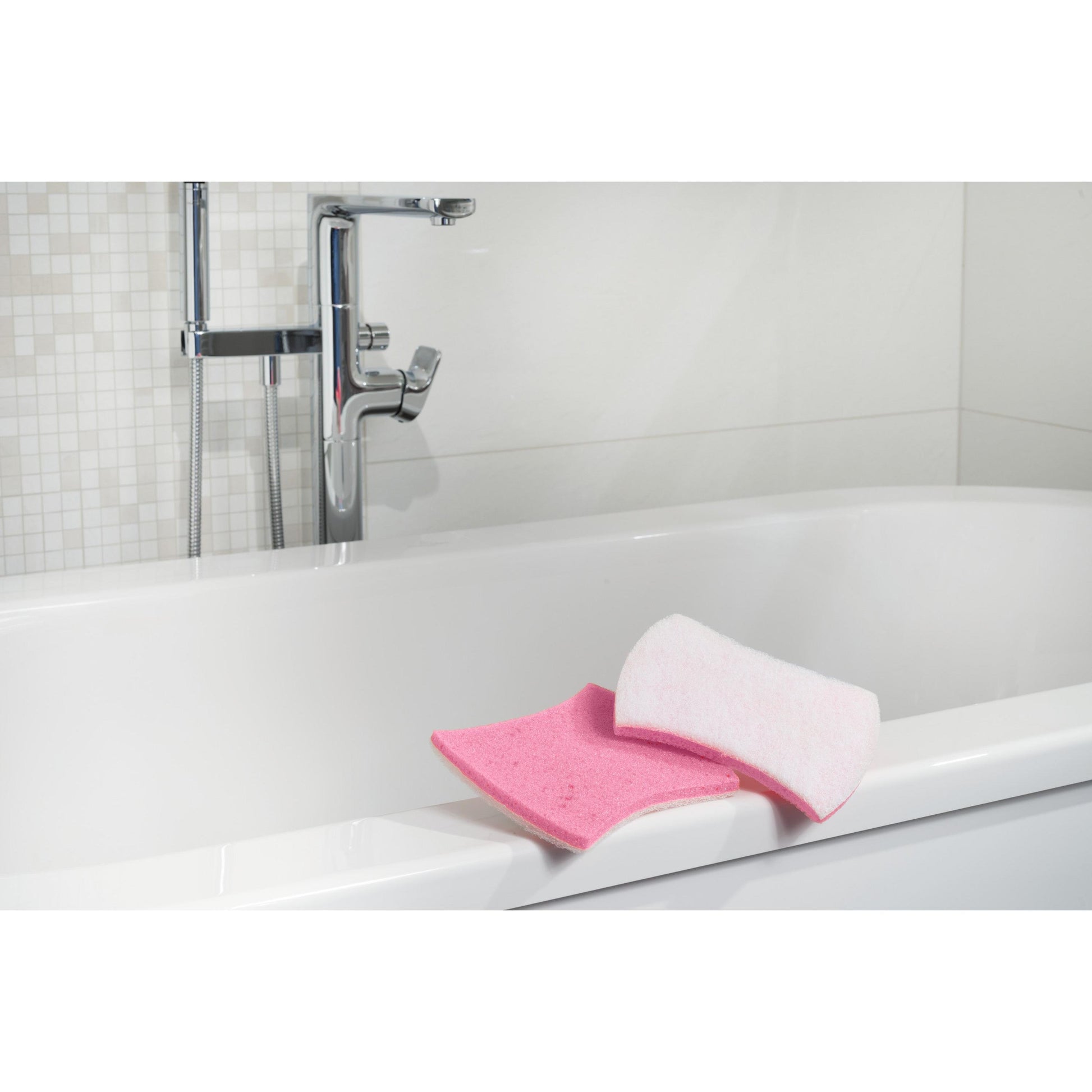 Ein Scotch-Brite® Bath XXL Reinigungsschwamm (1 Stück, 3M Deutschland GmbH) liegt am Rand einer weißen Badewanne bei einem Chrom-Wasserhahn und Fliesen.