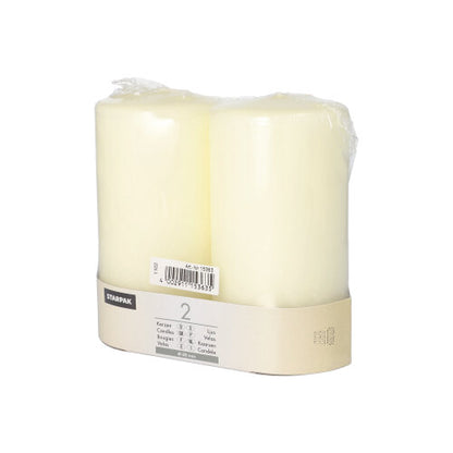 Sada Starpak 2 válcových svíček Ø 80 mm s plochou hlavou je zabalena společně v čiré fólii a bílé etiketě pro informace o produktu a čárový kód – nadčasová elegance pro každý domov.