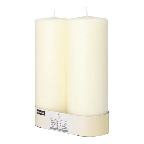 Dvě neosvětlené Starpak 2 válcové svíčky Ø 80 mm s plochou hlavou stojí vedle sebe, na spodní části omotané popsanou páskou a vyzařují nadčasovou eleganci.