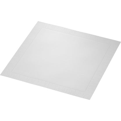 Eine einzelne Duni GmbH Klassikservietten 40 x 40 cm 4lagig, geprägt 1/4 Falz Serviette wird schräg auf einem unifarbenen Hintergrund präsentiert und zeigt ihren dezent geprägten Rand und die glatte Mitte.
