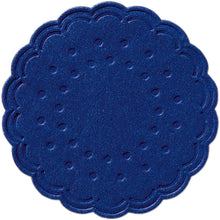 Ein runder, dunkelblauer Tassenuntersetzer (Ø 7,5 cm) der Duni GmbH mit Wellenrand und Punktmuster, von oben auf weißem Grund dargestellt. Erhältlich als 8-teiliges Set oder als 250er-Pack für Getränke.