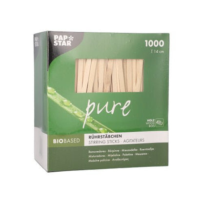 Zeleno-bílá PAPSTAR krabice „pure“ obsahuje 1000 neštěpných, 14 cm dlouhých míchacích tyčinek z biobázového březového dřeva od PAPSTAR GmbH. Název značky se objevuje vlevo nahoře na obalu.