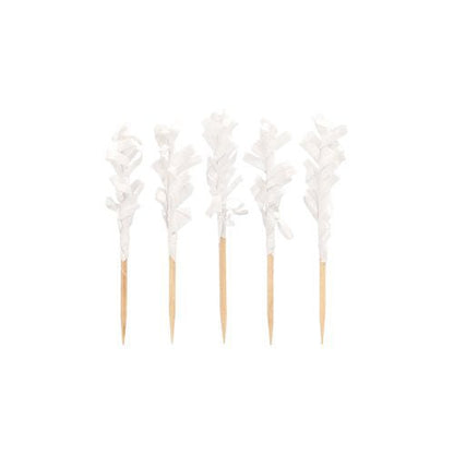 Pět PAPSTAR 1000 dekorativních napichovátek „Ruffles“ (6,8 cm) od PAPSTAR GmbH s bílými papírovými ozdobami je uspořádáno v řadě na jednoduchém podkladu – ideální pro stylovou stolní dekoraci.