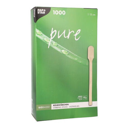 Zelená PAPSTAR krabice „pure“ od PAPSTAR GmbH s 1000 neštěpnými, přirozeně lehkými 13cm míchacími tyčinkami ze dřeva je opatřena fotografií jednotlivé tyčinky a upozorňuje, že produkt je biobázový a vyrobený ze dřeva.