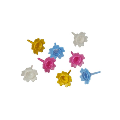 Devět barevných PAPSTAR držáků na narozeninové svíčky od PAPSTAR GmbH je uspořádáno na bílém pozadí - ideální dekorace na narozeninový dort. Barevně tříděné, k dispozici ve skládací krabičce se 144 díly.