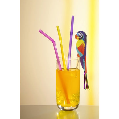 Sklenice pomerančového džusu s ledem a třemi brčky, z nichž jedno má deko-pick PAPSTAR 100 společnosti PAPSTAR GmbH, vyniká jemným světle žlutým gradientem – ideální pro stylovou prezentaci bufetu.