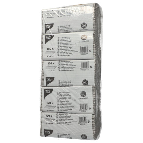 Průhledné balení PAPSTAR GmbH obsahuje šest stohů přírodního, jednovrstvého C-skladu ručníkového papíru (50x25 cm) s nápisem "120 listů" ze 100% recyklovaného papíru a vícejazyčné informace o produktu na obalu.