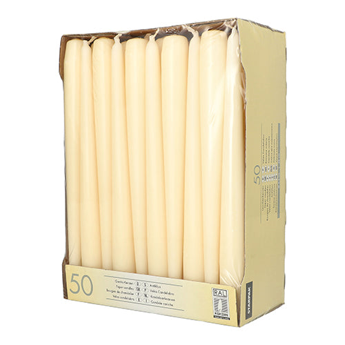 Eine beige Standbox von Starpak 50 Leuchterkerzen Ø 2,2 cm - 25 cm mit langer Brenndauer, teilweise in klarem Kunststoff verpackt. Die Schachtel ist an der Seite mit Produktangaben bedruckt.