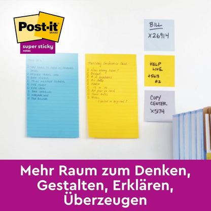 Tři Post-it® Super Sticky Z-Notes ve velkém formátu, žluté (101 mm x 101 mm) od 3M Deutschland GmbH jsou umístěny na bílé stěně. Vpravo leží hromada knih. Fialový banner ukazuje: "Více prostoru pro myšlení, tvoření, vysvětlování, přesvědčování.