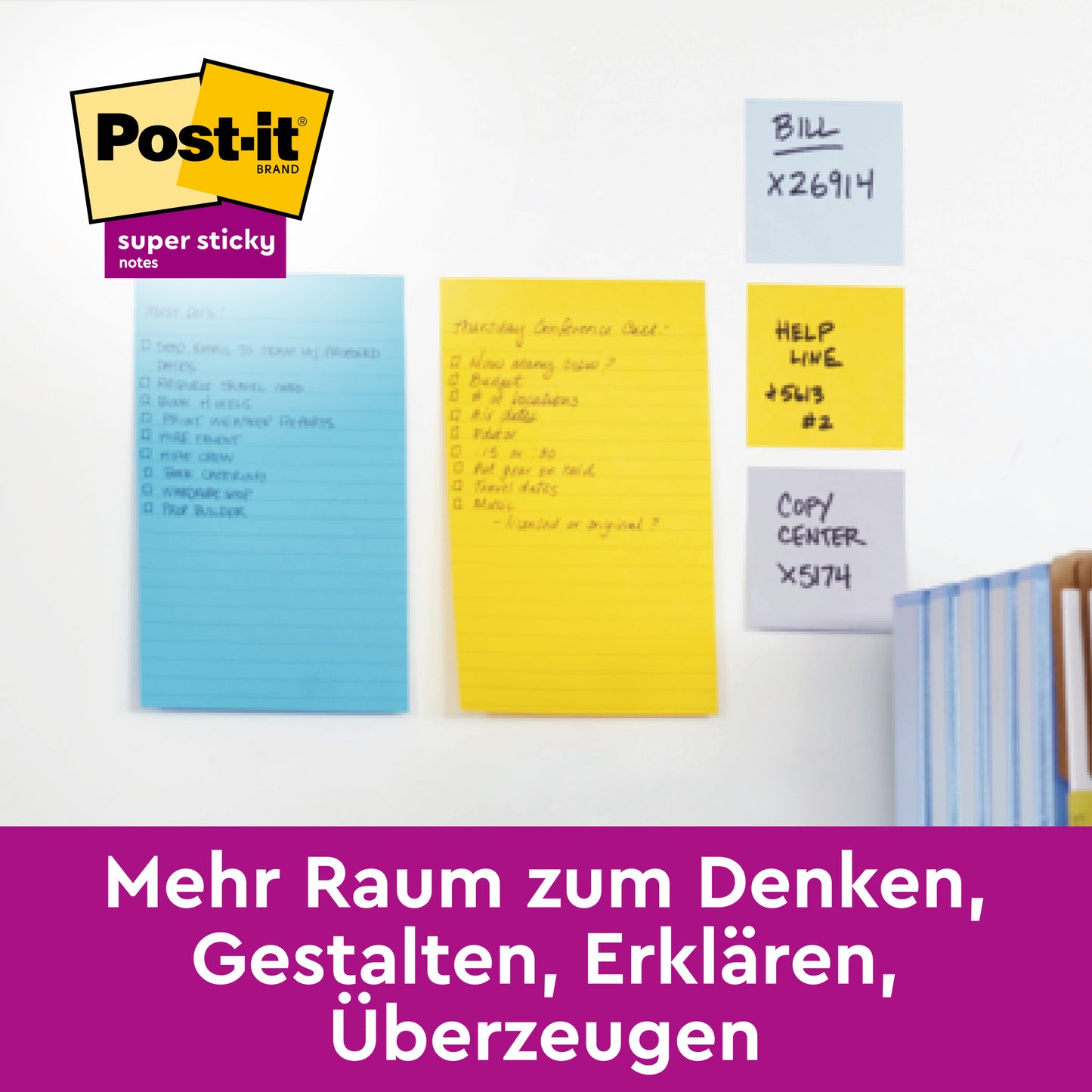 Tři velké Post-it® Super Sticky Notes, Boost Collection, linkované (101 x 152 mm), od 3M Deutschland GmbH, přilnou na bílou stěnu, pod nimi je fialový banner s textem "Více prostoru pro myšlení, tvorbu, vysvětlování, přesvědčování."
