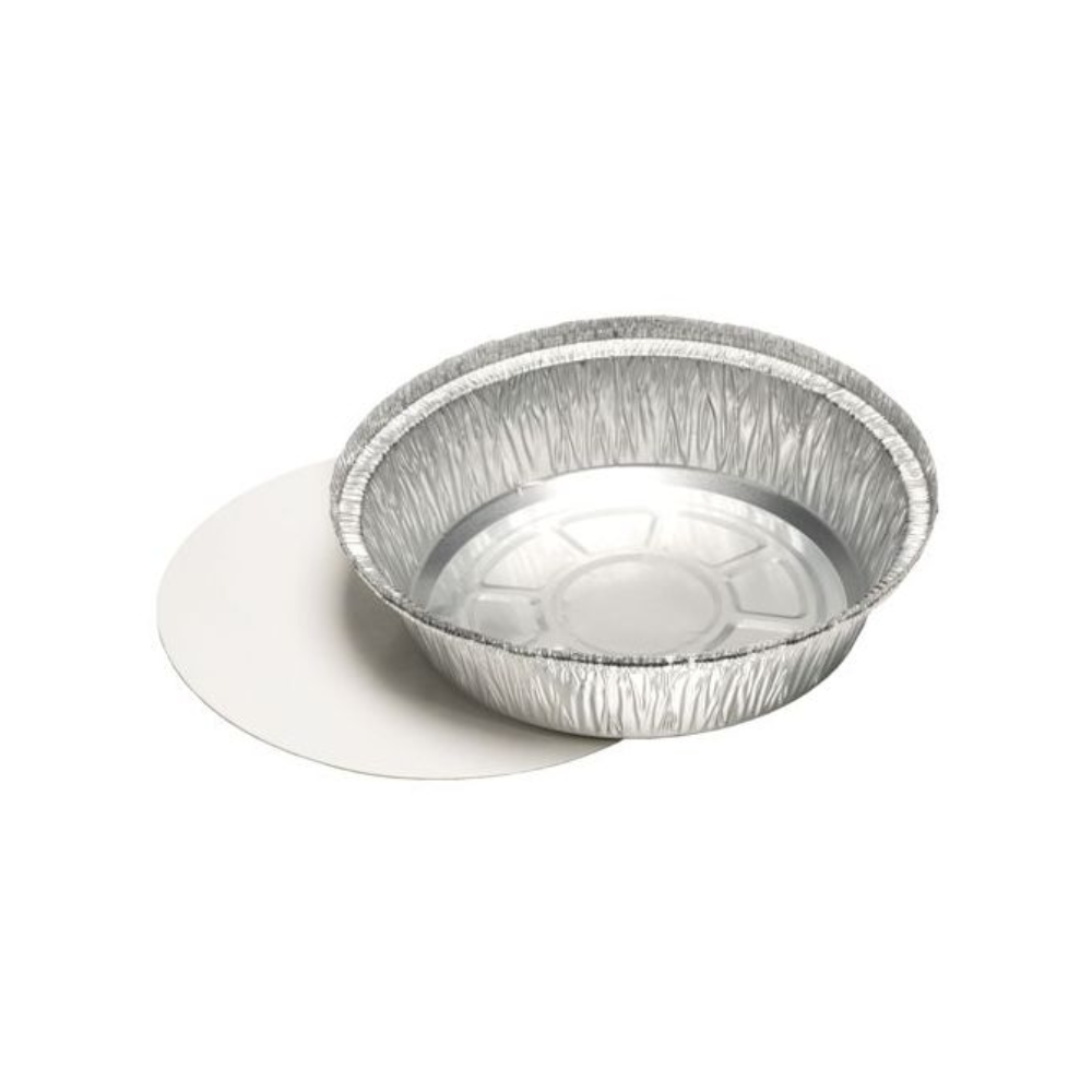 Eine Starpak 25 Schalen, Alu + Einlegedeckel, PP-beschichtet Backform mit einem passenden flachen Kartondeckel steht in der Nähe auf einem schlichten weißen Hintergrund.