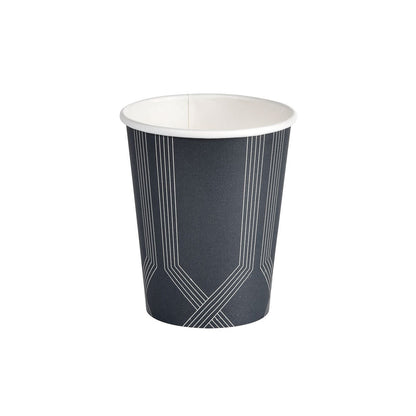 Circuit Kaffeebecher Bedruckt PAP/PE od Duni GmbH stojí vzpřímeně před bílým pozadím a ukazuje svůj černý povrch s bílými geometrickými liniovými vzory pro stylový, praktický vzhled.