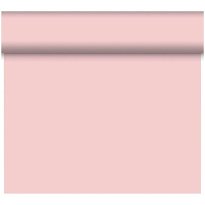 Eine Rolle Dunicel-Tischläufer Tête-à-Tête 24 m x 0,4 m (20 Abschnitte) der Duni GmbH wird senkrecht abgerollt, die zartrosa Oberfläche als stilvolle Tischdekoration vor weißem Hintergrund präsentiert.