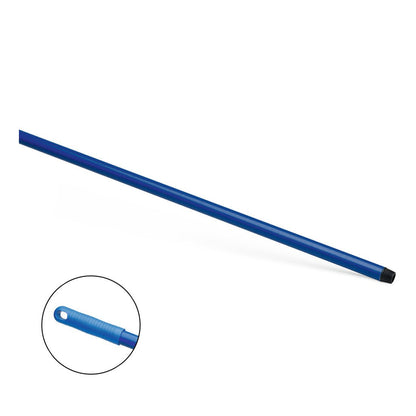 Nölle Profi Brush HACCP sklolaminátová tyč 150 cm od Nölle Profi Brush Bürsten- & Pinseltechnik e.K., zde šikmo na bílé, má modrou strukturovanou rukojeť, černý závitový konec a otvor pro zavěšení - ideální pro potravinářský průmysl. Obrázek ukazuje detail rukojeti.