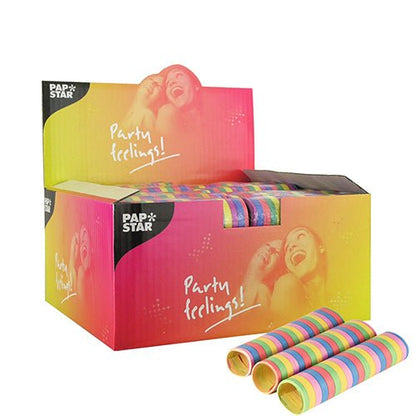 Barevná výstavní krabice od PAPSTAR GmbH s nápisem „PAP STAR Partygefühle!“ obsahuje několik srolovaných PAPSTAR 3 serpentýny 4 m. Na přední straně jsou zobrazeny tři serpentýny, krabice ukazuje smějící se lidi a vysoce kvalitní dekorace.
