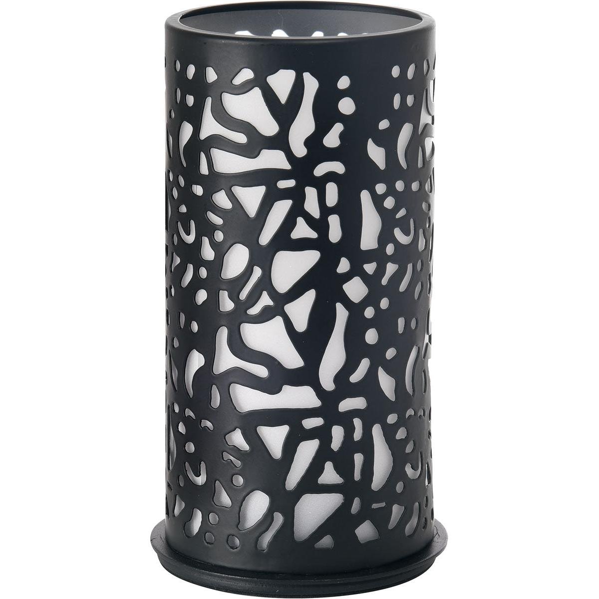 Držák na svíčky z kovu, 140x75 mm, Twist černý od Duni GmbH přesvědčuje moderním designem a abstraktním vzorem výřezů, který vytváří náladové světlo skrze nepravidelné tvary. Ideální jako stylový akcent pro váš domov.