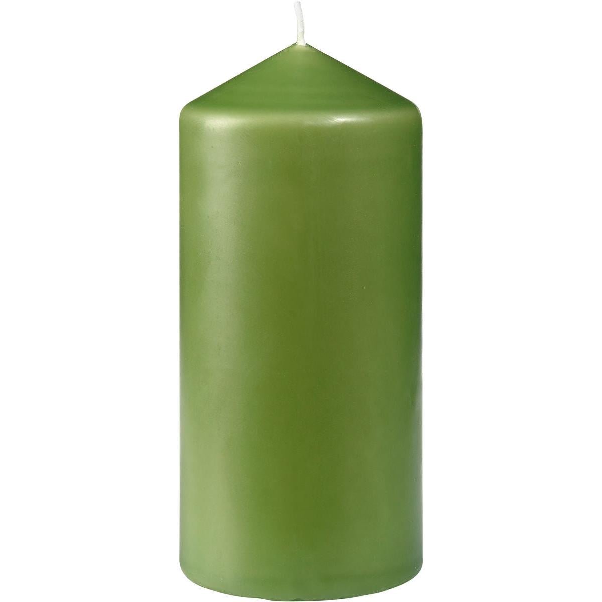 Válcová svíčka od Duni GmbH, cca 40h, 130 x 60 mm, s hladkým zeleným povrchem a bílým knotem, stojí vzpřímeně na jednoduchém bílém pozadí - ideální pro dlouhotrvající atmosféru s dlouhou dobou hoření.