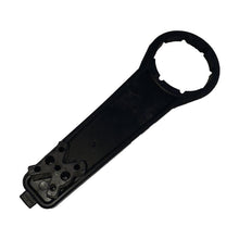 Klíč pro L-kroužkový sud od společnosti Diversey Deutschland GmbH & Co. OHG je černý plastový nástroj s kulatým, vroubkovaným koncem a plochou rukojetí, ideální pro utažení nebo uvolnění víček L-kroužkových sudů (1 kus na balení).