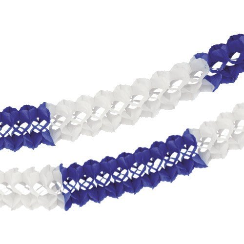 Dvě PAPSTAR velkoplošné girlandy (Ø 16 cm, 10 m, těžko hořlavé) v bílé a tmavě modré/bílé od PAPSTAR GmbH vytvářejí diagonálně na bílém podkladu elegantní dekor s přidanou požární bezpečností.