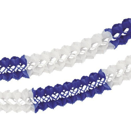 Dvě PAPSTAR velkoplošné girlandy (Ø 16 cm, 10 m, těžko hořlavé) v bílé a tmavě modré/bílé od PAPSTAR GmbH vytvářejí diagonálně na bílém podkladu elegantní dekor s přidanou požární bezpečností.