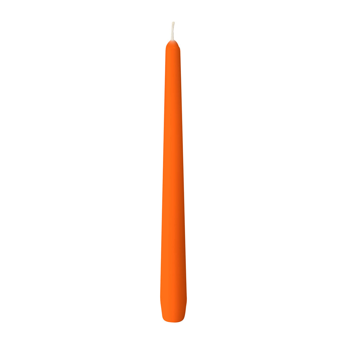 Eine unbeleuchtete orangefarbene Duni GmbH Leuchterkerze (ca. 7h, 250 x 22 mm), mit sichtbarem Docht, steht aufrecht vor einem schlichten weißen Hintergrund.