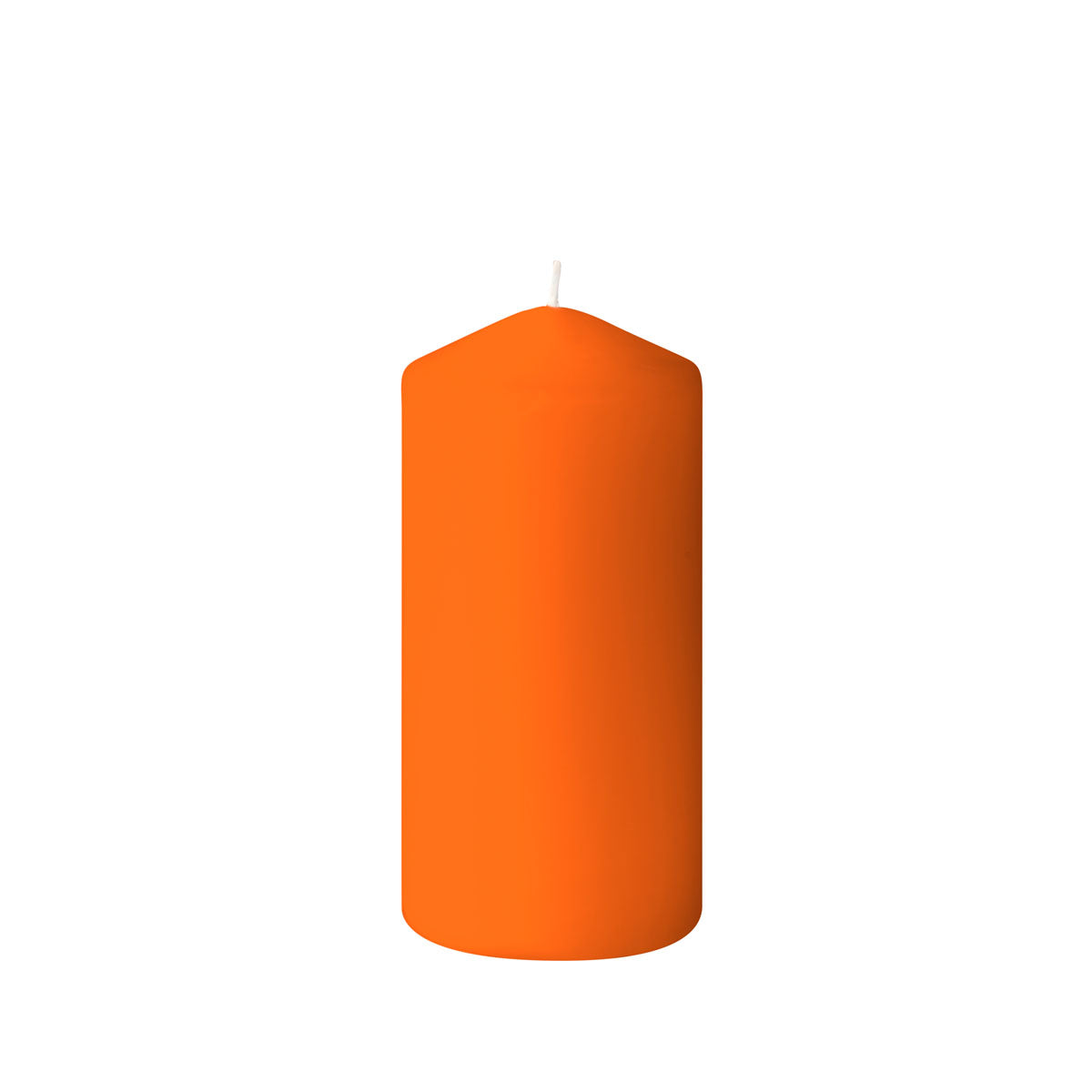 Eine Stumpenkerze (150 x 70 mm) der Duni GmbH mit glatter, orangefarbener Oberfläche und unverbranntem Docht steht aufrecht auf einem schlichten, weißen Hintergrund und bietet bis zu 50 Stunden Brenndauer für ein gemütliches Ambiente.