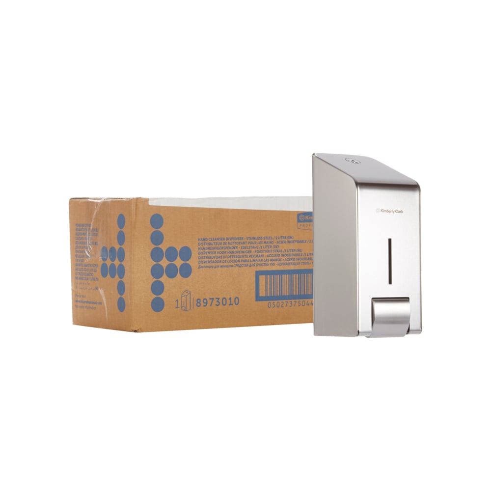 Hnědá krabice s modrou grafikou stojí vedle dávkovače mycích emulzí Kimberly-Clark GmbH Professional™ - elegantního nerezového nástěnného dávkovače na 1 litr mycích emulzí, který je dodáván jako samostatná jednotka v krabici.