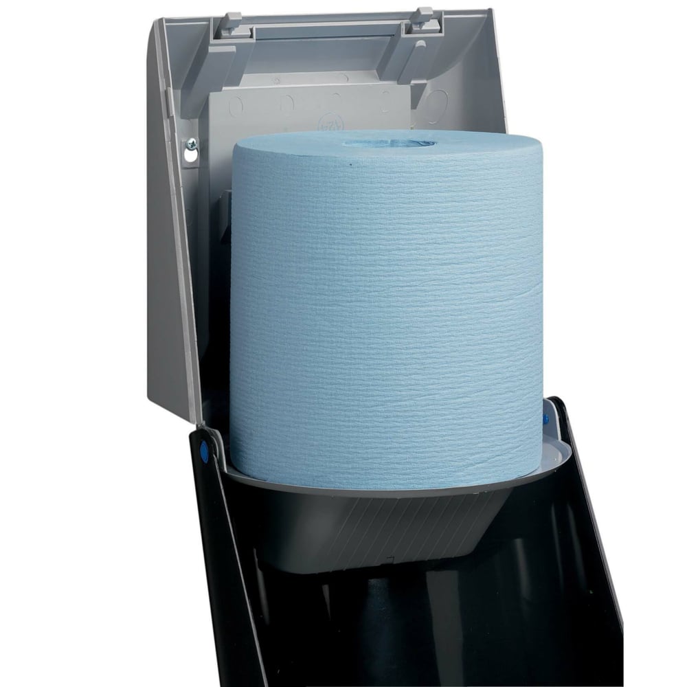 Detailní záběr dávkovače utěrek Kimberly-Clark Professional™ - centrální odběr / šedá ukazuje otevřený dávkovač s velkou modrou rolí, která umožňuje hygienický odběr utěrek. Od Kimberly-Clark GmbH.
