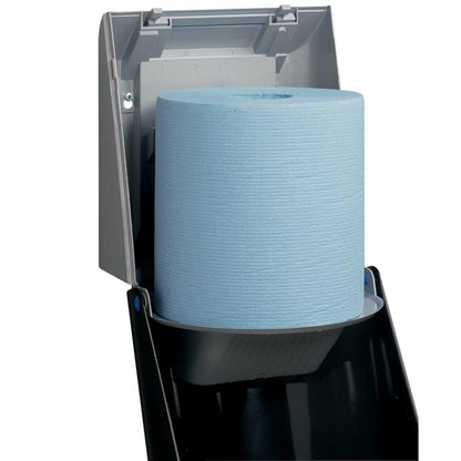 Detailní záběr dávkovače utěrek Kimberly-Clark Professional™ - centrální odběr / šedá ukazuje otevřený dávkovač s velkou modrou rolí, která umožňuje hygienický odběr utěrek. Od Kimberly-Clark GmbH.