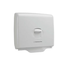 Der Kimberly-Clark Aquarius™ Toilettensitzauflagenspender in Weiß ist ein wandmontierter Spender, perfekt für die Aufrechterhaltung der Hygiene in öffentlichen Toiletten. 1 Spender pro Karton.