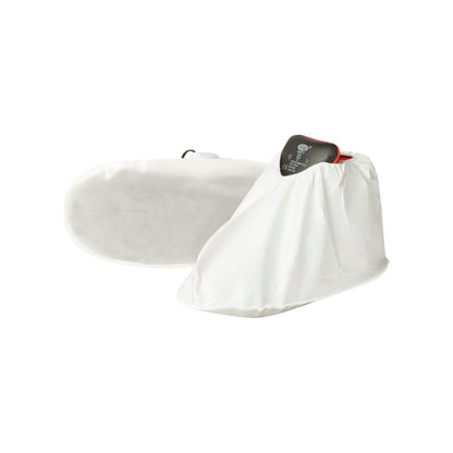 Ein Paar weiße Kimberly-Clark GmbH KleenGuard® A40 Leichte Überziehschuhe mit Sohle (Größe M/L), einer aufrecht und einer mit der strukturierten Sohle, mit einem kleinen schwarzen Gegenstand im Inneren des aufrechten Überschuhs. Die Schachtel enthält 200 Stück.