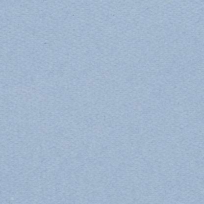 Eine Nahaufnahme einer strukturierten hellblauen Oberfläche, wie die feine Maserung und die Farbvariationen der WypAll® L20 EXTRA+ Wischtücher Kleinrollen, 2-lagig, 24 Rollen x 140 Blatt der Kimberly-Clark GmbH.