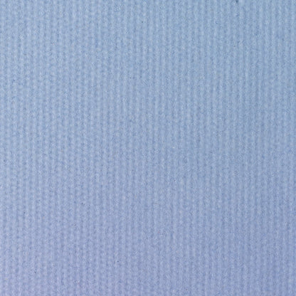 Nahaufnahme der saugfähigen, vertikal linierten, strukturierten Oberfläche in Hellblau der Scott® EXTRA Ärzterollen - Blau (12 Rollen x 140 Blatt) von Kimberly-Clark GmbH, ideal für den Einsatz in medizinischen Einrichtungen.