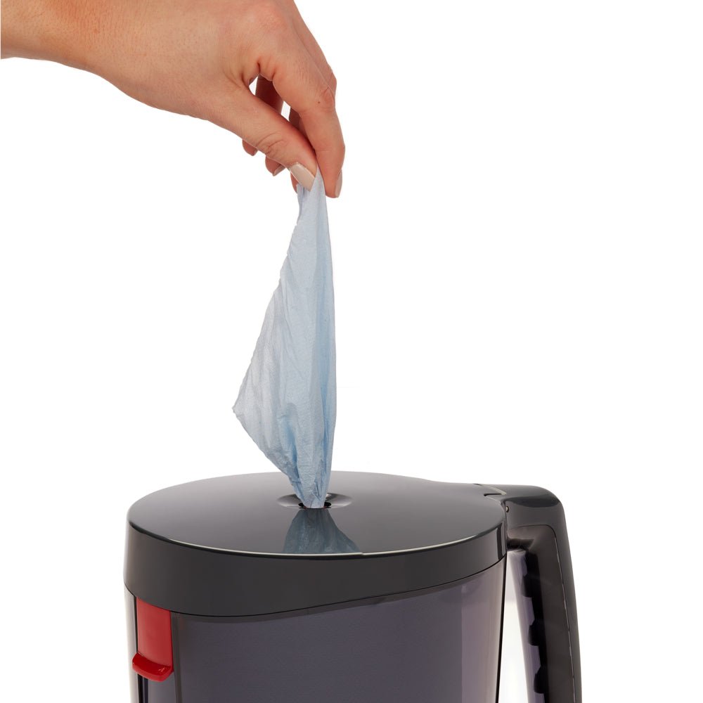 Ruka vytahuje modrý čisticí ubrousek z kruhového otvoru WypAll® Reach™ Centrefeed Dispenser - Černý od Kimberly-Clark GmbH a zajišťuje hygienické vydávání papíru z černé nádoby s rukojetí.